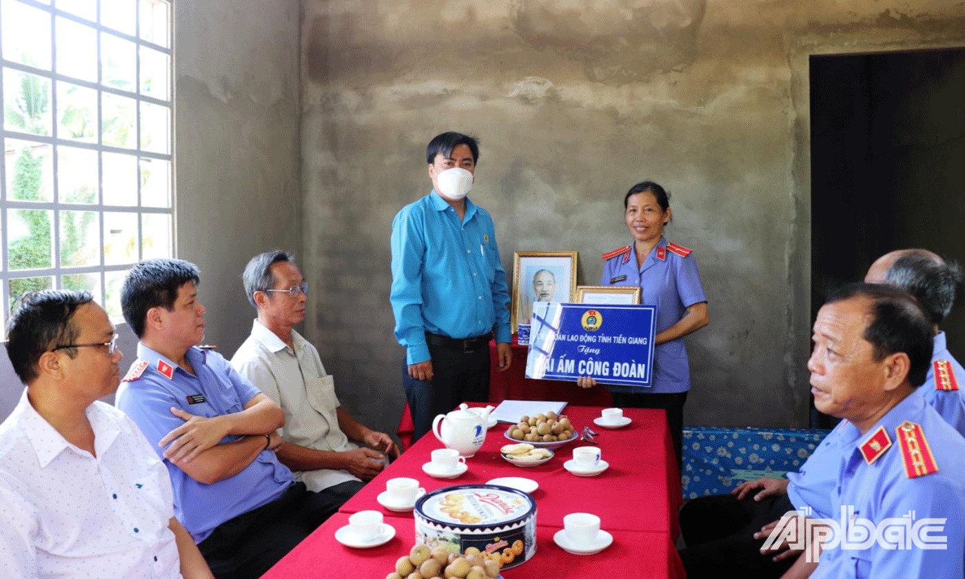 Đồng chí Đặng Văn Chiến trao bảng tượng trưng bàn giao nhà Mái ấm Công đoàn cho chị 