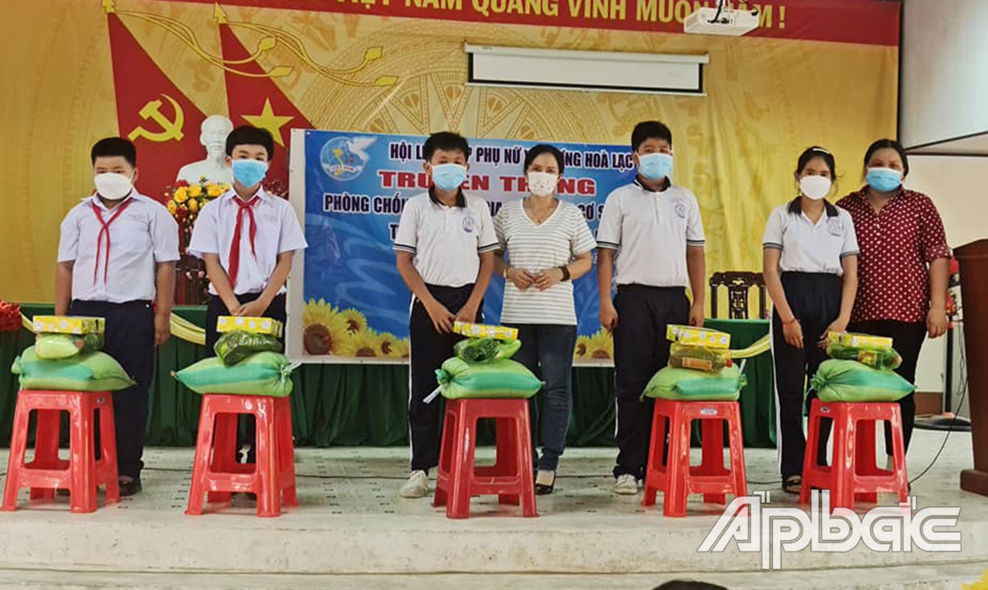 Hội LHPN xã Lương Hòa Lạc tổ chức truyền thông phòng, chống BLGĐ trên cơ sở giới và trao quà cho học sinh khó khăn.