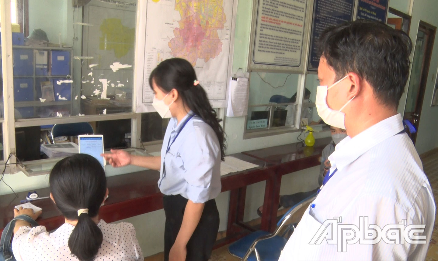 Cán bộ, công chức xã Phú Qúy hướng dẫn người dân sử dụng thiết bị lấy ý kiến người dân khi giải quyết hồ sơ tại bộ phận Một cửa