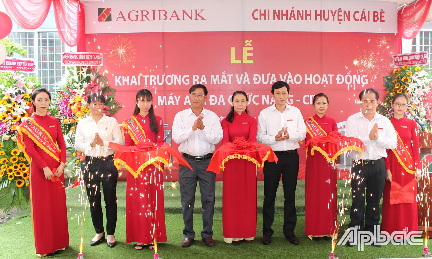 Đại diện Lãnh đạo huyện Cái Bè và Đại diện Lãnh đạo Agribank Tiền Giang, Agribank Cái Bè cùng thực hiện nghi thức cắt băng khai trương.