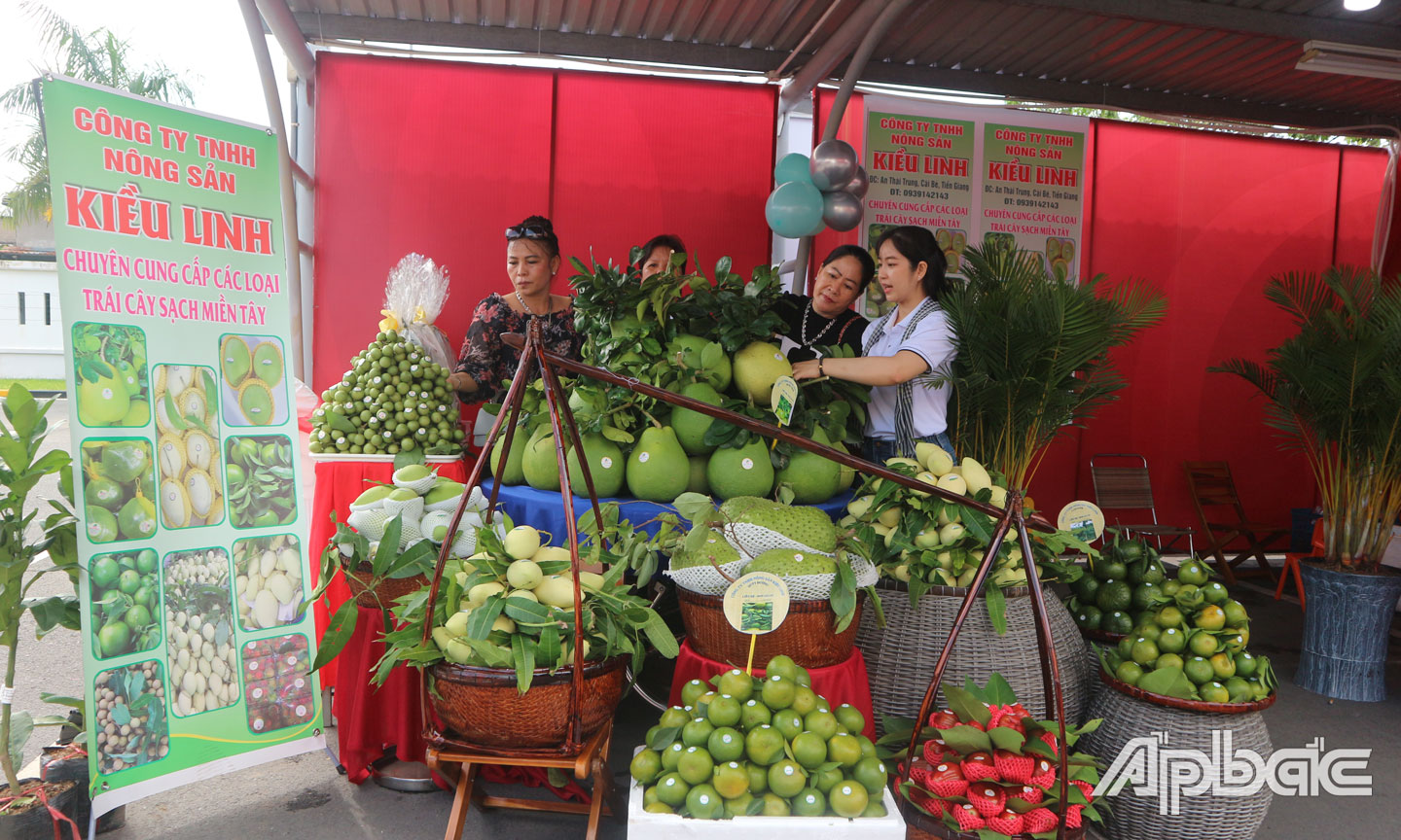 Công ty TNHH MTV Nông sản Kiều Linh (huyện Cái Bè) trưng bày các loại trái cây tại Ngày hội.