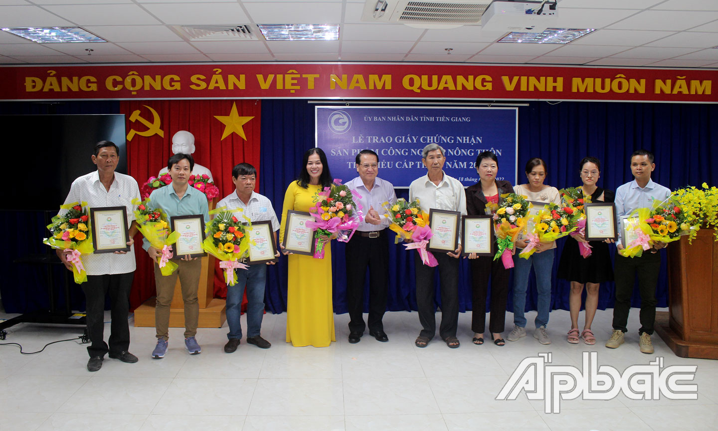 Đồng chí Phạm Văn Trọng trao Giấy chứng nhận sản phẩm công nghiệp nông thôn tiêu biểu cấp tỉnh năm 2022 cho các cơ sở công nghiệp nông thôn.
