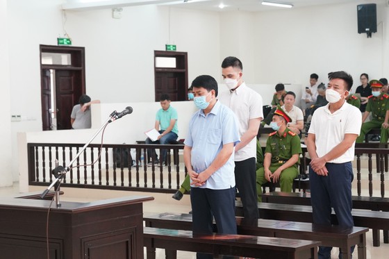 Ông Nguyễn Đức Chung và các bị cáo tại phiên tòa phúc thẩm chiều 22-6. Ảnh: ĐỖ TRUNG