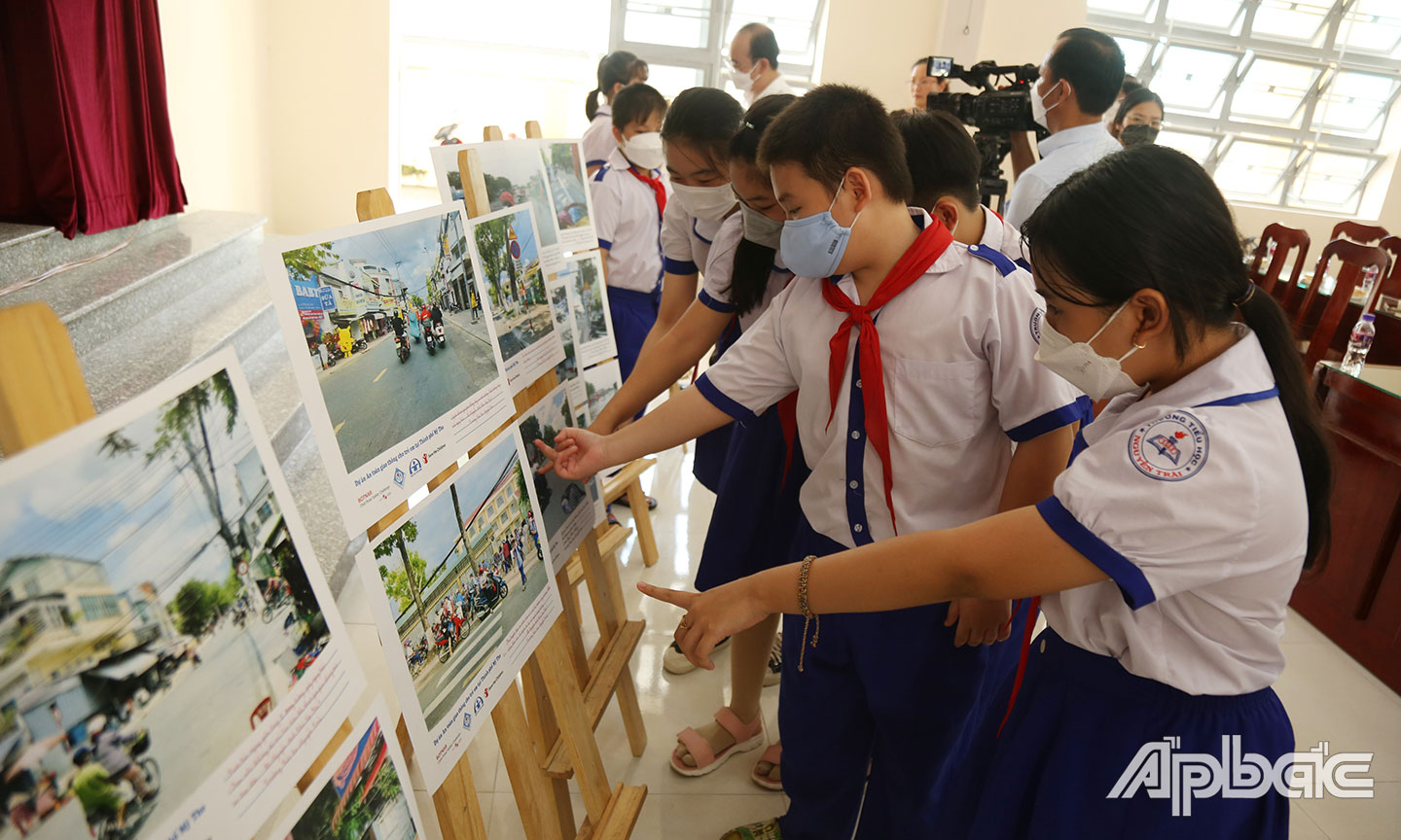 Các em học sinh Trường Tiểu học Nguyễn Trãi thích thú với những hình ảnh phản ánh ATGT  mà các bạn đã chụp qua 2 tuần.