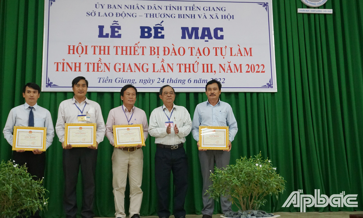 ông Huỳnh Anh Tuấn, Phó Giám đốc Sở Lao động – Thương bình và Xã hội trao giải Nhất, Nhì, Ba, Khuyến khích cho các tập thể trường đạt thành tích cao tại hội thi 