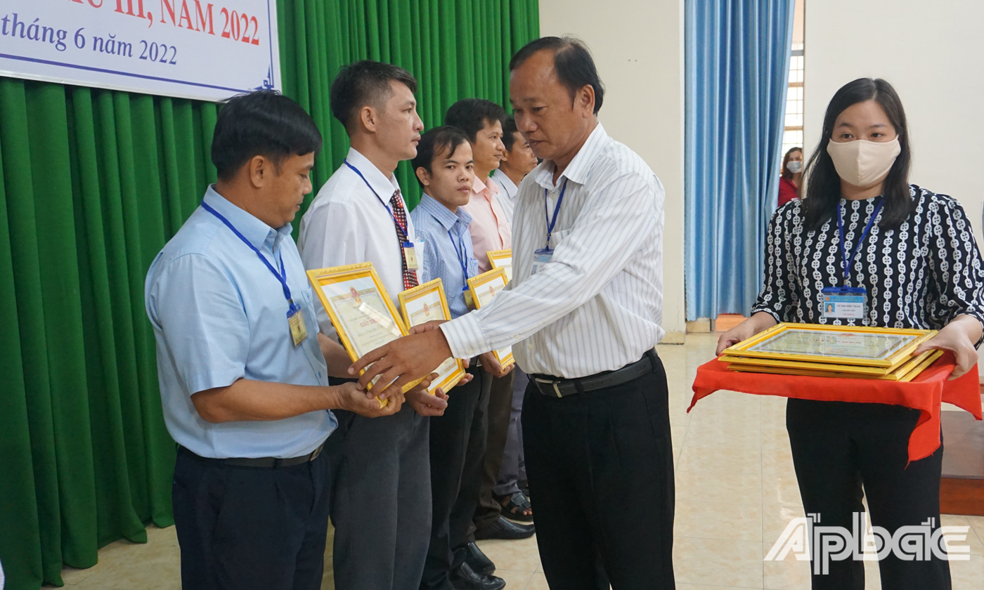 Ông Nguyễn Quang Khải, Hiệu trưởng trường Cao đẳng Tiền Giang trao giải Nhất cho nhà giáo các trường đạt thành tích cao tại hội thi 