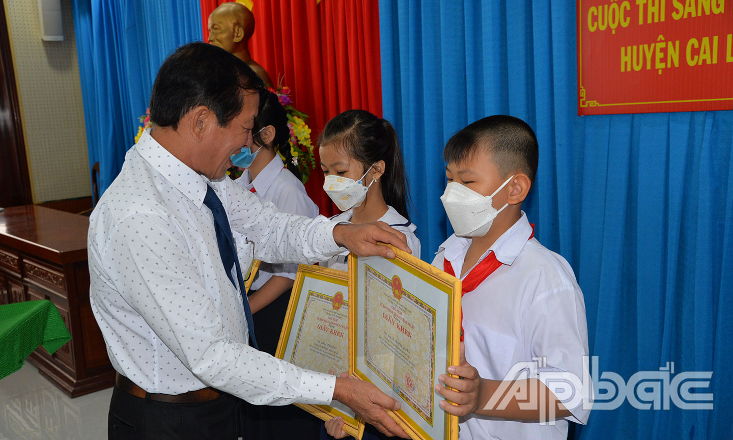  Đồng chí Võ Văn Nhanh trao giải các em học sinh có sản phẩm đạt giải cao.