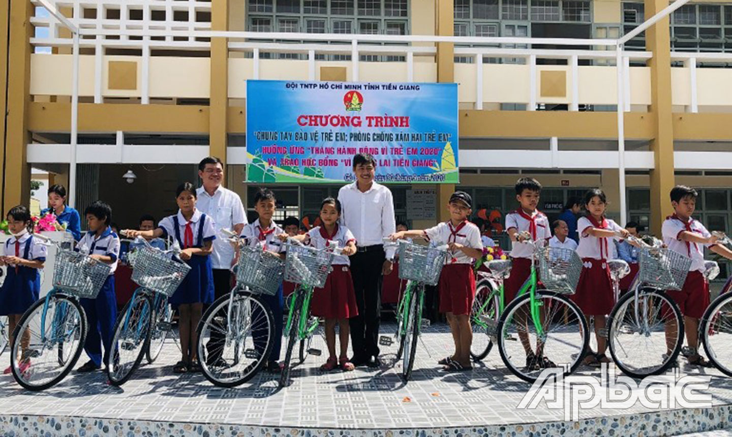 Đội Thiếu niên Tiền phong Hồ Chí Minh tỉnh Tiền Giang trao tặng xe đạp cho các em học sinh có hoàn cảnh khó khăn tại Chương trình “Chung tay bảo vệ trẻ em,  phòng, chống xâm hại trẻ em”.