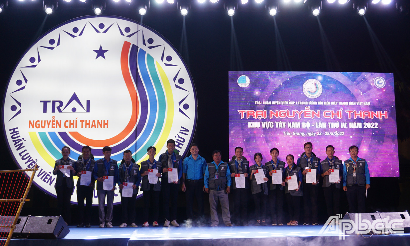 Trại sinh đạt danh hiệu tân huấn luyện viên cấp trung ương tại Hội trại Nguyễn Chí Thanh lần thứ IV được nhận áo, giấy chứng nhận và bảng tên. 