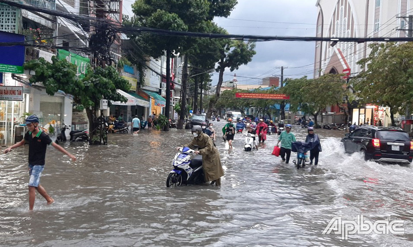 Ngập sâu trên đường Nguyễn Trãi.