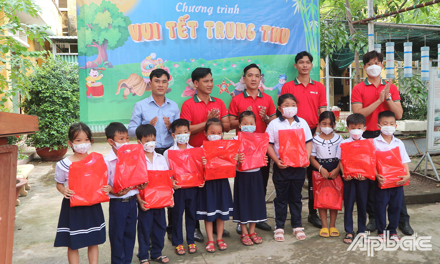 Các em học sinh có hoàn cảnh khó khăn tại xã Phú Tân nhận quà trung thu từ Ban tổ chức