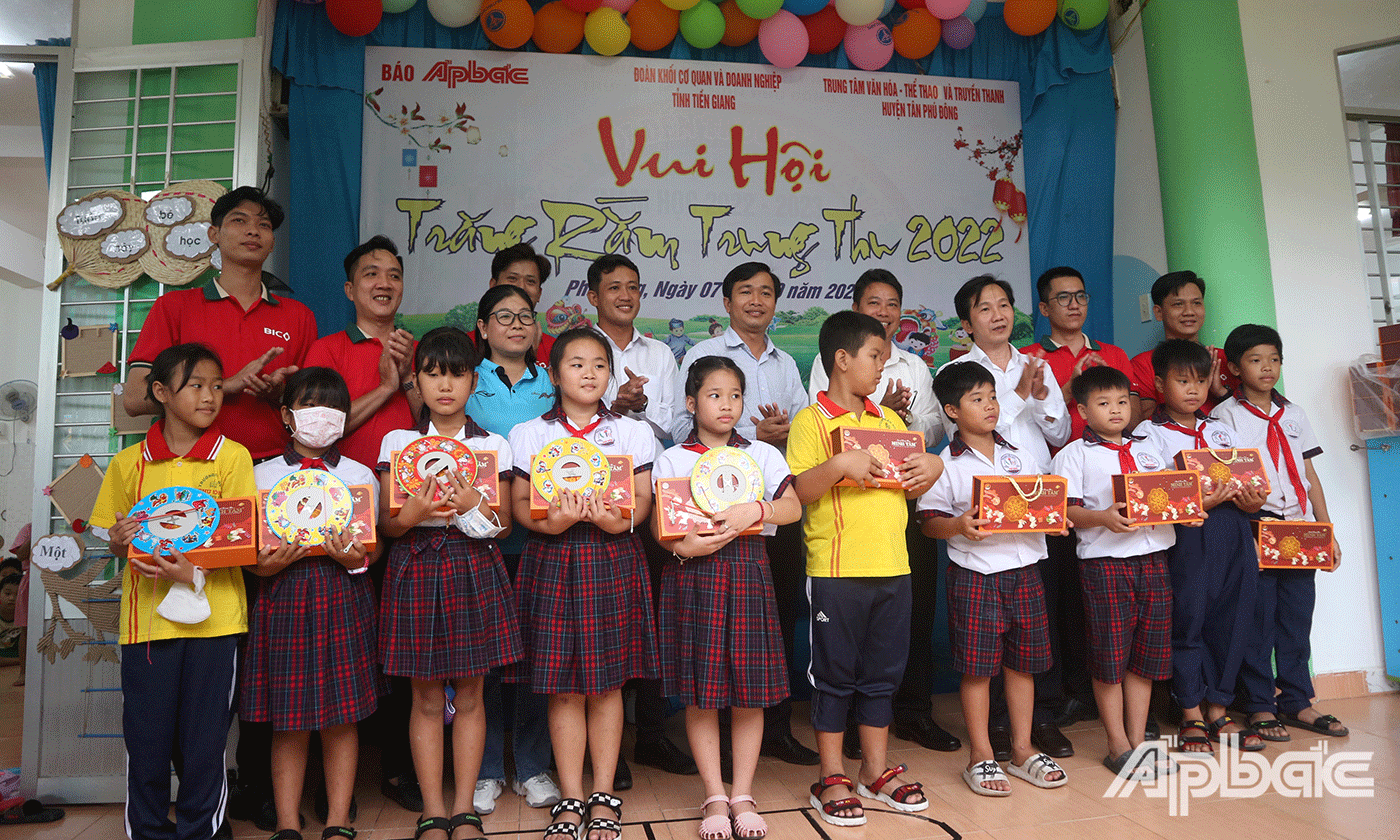 Các em học sinh xã Phú Đông nhận quà trung thu từ Ban tổ chức chương trình