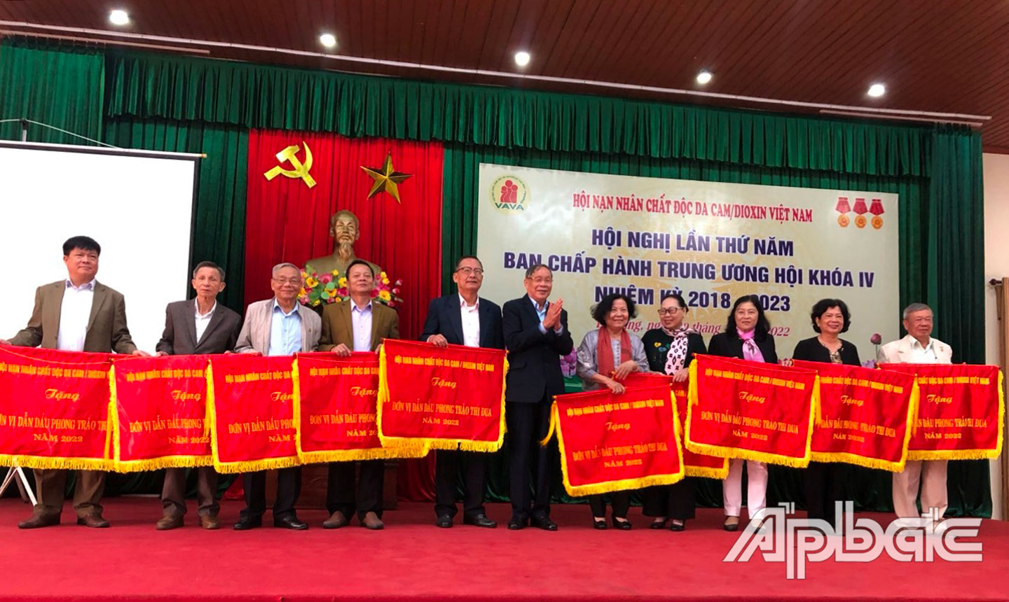 Chủ tịch Hội NNCĐDC tỉnh Dương Thị Lệ (người thứ 3 từ phải qua) nhận Cờ thi đua xuất sắc năm 2022  của Trung ương Hội NNCĐDC Việt Nam trao tặng.