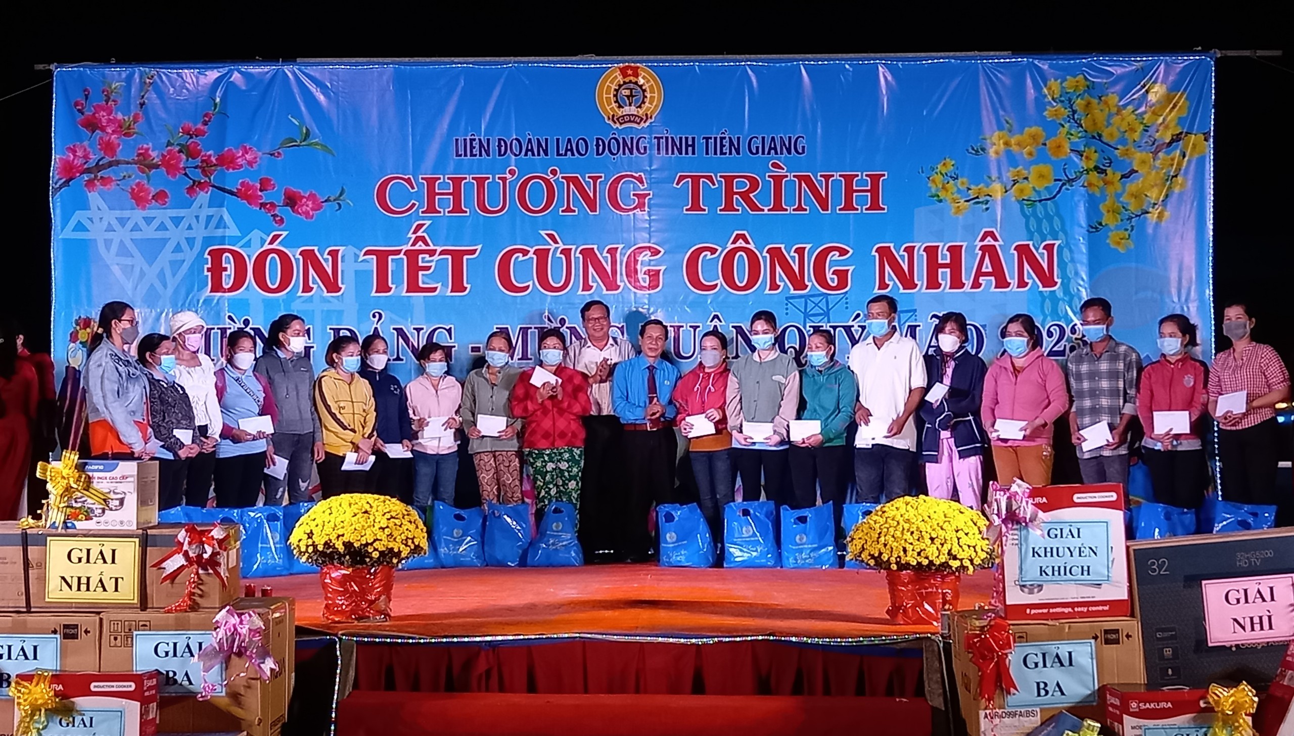 LĐLĐ tỉnh trao tặng quà cho công nhân có hoàn cảnh khó khăn đang làm việc tại KCN Tân Hương