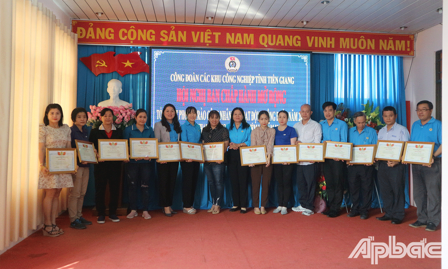 CĐ Các KCN Tiền Giang trao giấy khen cho 19 tập thể và 55 cá nhân, đã có thành tích trong phong trào thi đua và xây dựng tổ chức CĐ vững mạnh năm 2022. 