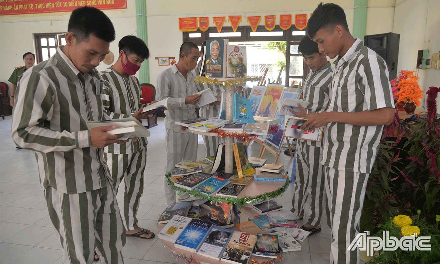 Phạm nhân tham gia văn nghệ và đọc sách tại Ngày hội.