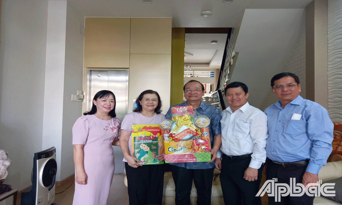 Đoàn đến thăm, chúc tết gia đình đồng chí Trần Thanh Đức, nguyên Phó Chủ tịch UBND tỉnh, nguyên Giám đốc Sở GD&ĐT tỉnh Tiền Giang.