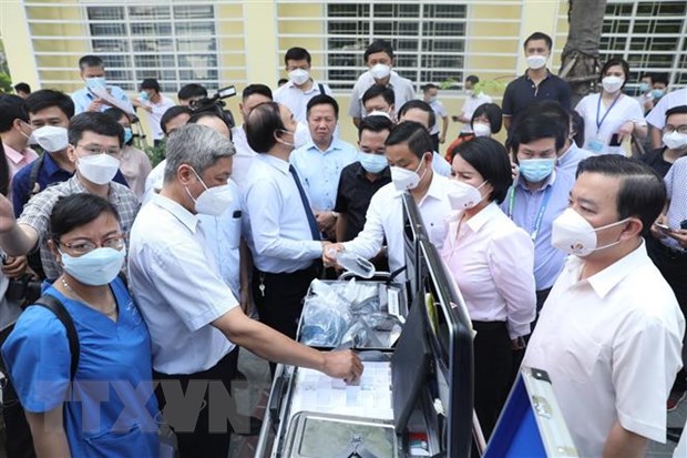 Thứ trưởng Bộ Y tế Nguyễn Trường Sơn và các đại biểu kiểm tra xe chuyên dụng phục vụ SEA Games 31. (Ảnh: Minh Quyết/TTXVN)
