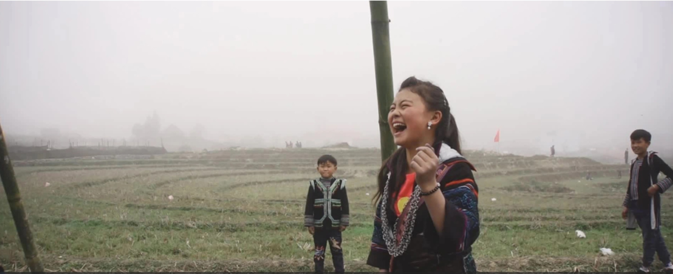 “Những đứa trẻ trong sương” là phim Việt đầu tiên lọt vào danh sách 15 phim bình chọn đề cử giải Oscar 2022 thể loại phim tài liệu, cùng nhiều giải thưởng tại các Liên hoan phim quốc tế Amsterdam, Hồng Kông, Cork…