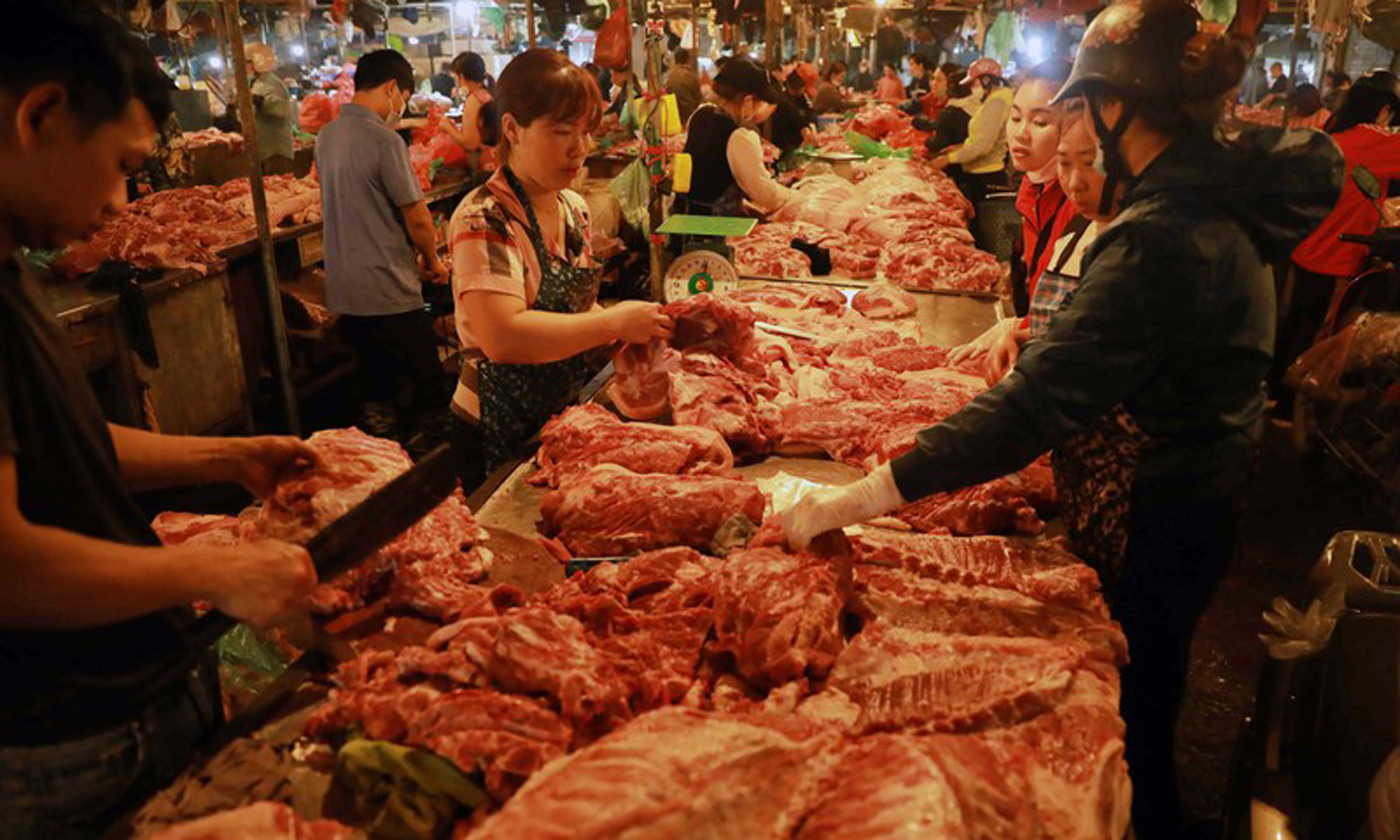 Người dân chọn mua thực phẩm tại chợ đầu mối Nam Hà Nội, quận Hoàng Mai. (Ảnh: VŨ SINH)
