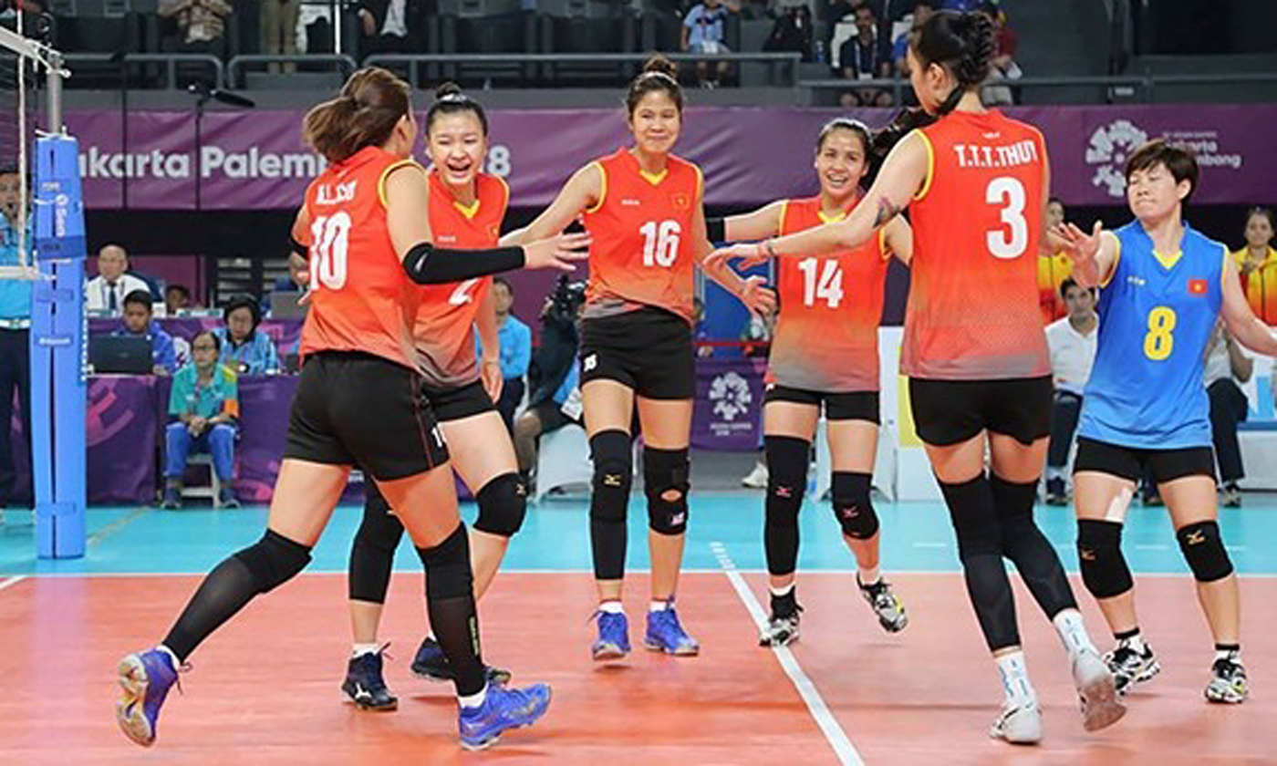 Các cô gái trong Đội bóng chuyền nữ Việt Nam ăn mừng chiến thắng. (Ảnh: Báo Quân đội nhân dân)