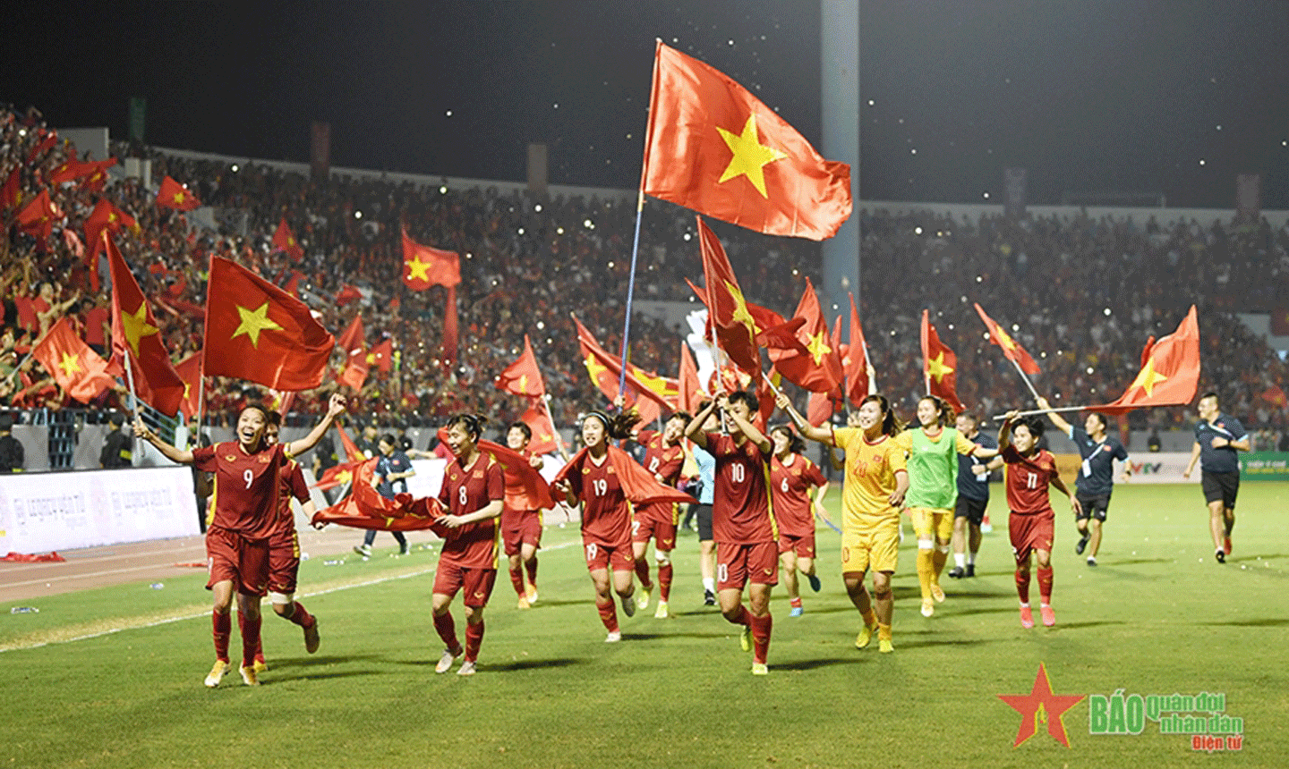Niềm vui của các thành viên Đội tuyển bóng đá nữ Việt Nam khi giành Huy chương Vàng SEA Games 31. Ảnh: TRỌNG HẢI