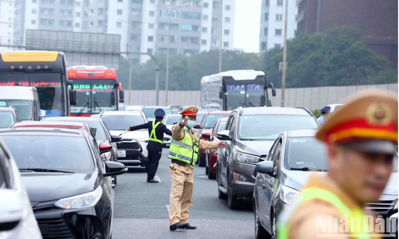 Để đảm bảo an toàn giao thông sau Tết Nguyên đán, Ủy ban An toàn giao thông Quốc gia kiến nghị cần tăng cường xử lý nghiêm các vi phạm. (Ảnh: Thành Đạt)
