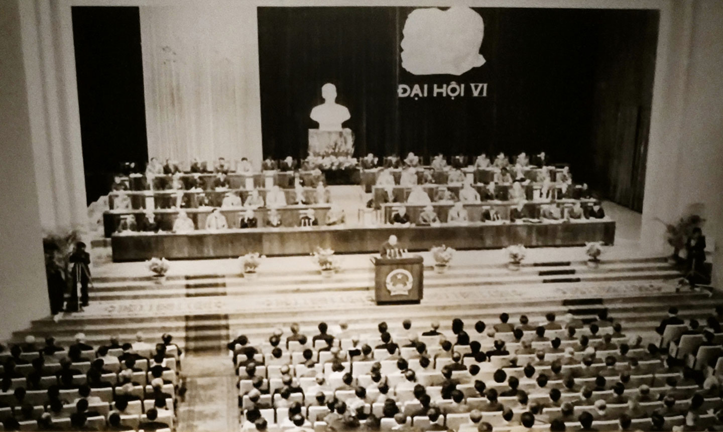 Năm 1986, Đại hội đại biểu toàn quốc lần thứ VI Đảng Cộng sản Việt Nam quyết định đường lối đổi mới, tiếp tục xây dựng chủ nghĩa xã hội, hướng tới mục tiêu: “Dân giàu, nước mạnh, xã hội công bằng, văn minh”.