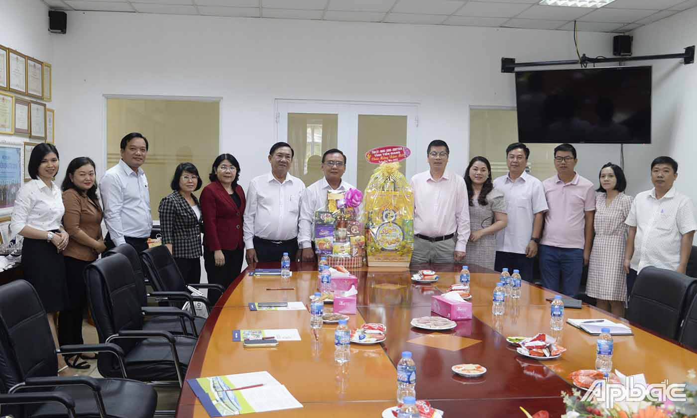 Đoàn đến thăm và chúc Tết Công ty TNHH KCN Long Giang.