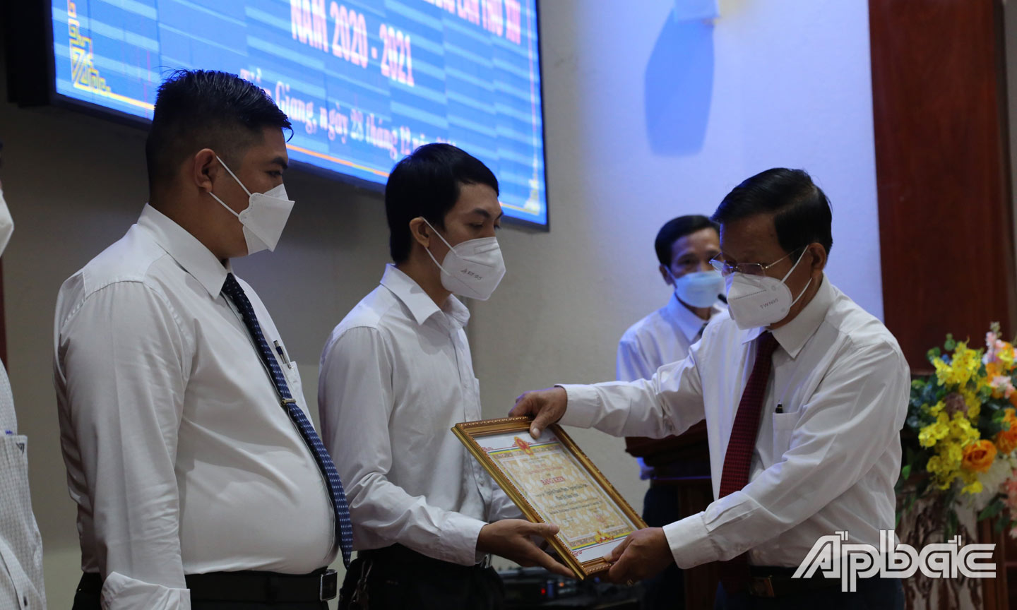 TS. Nguyễn Văn Khang, Chủ tịch Liên hiệp Hội trao giải cho các tác giả đoạt giải Hội thi cấp tỉnh lần thứ XIV, năm 2020 - 2021.