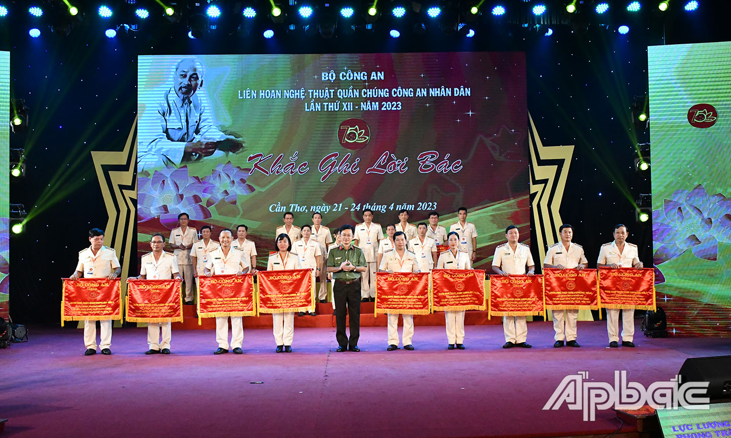 Đoàn nghệ thuật quần chúng Công an tỉnh Tiền Giang nhận giải C toàn đoàn.     