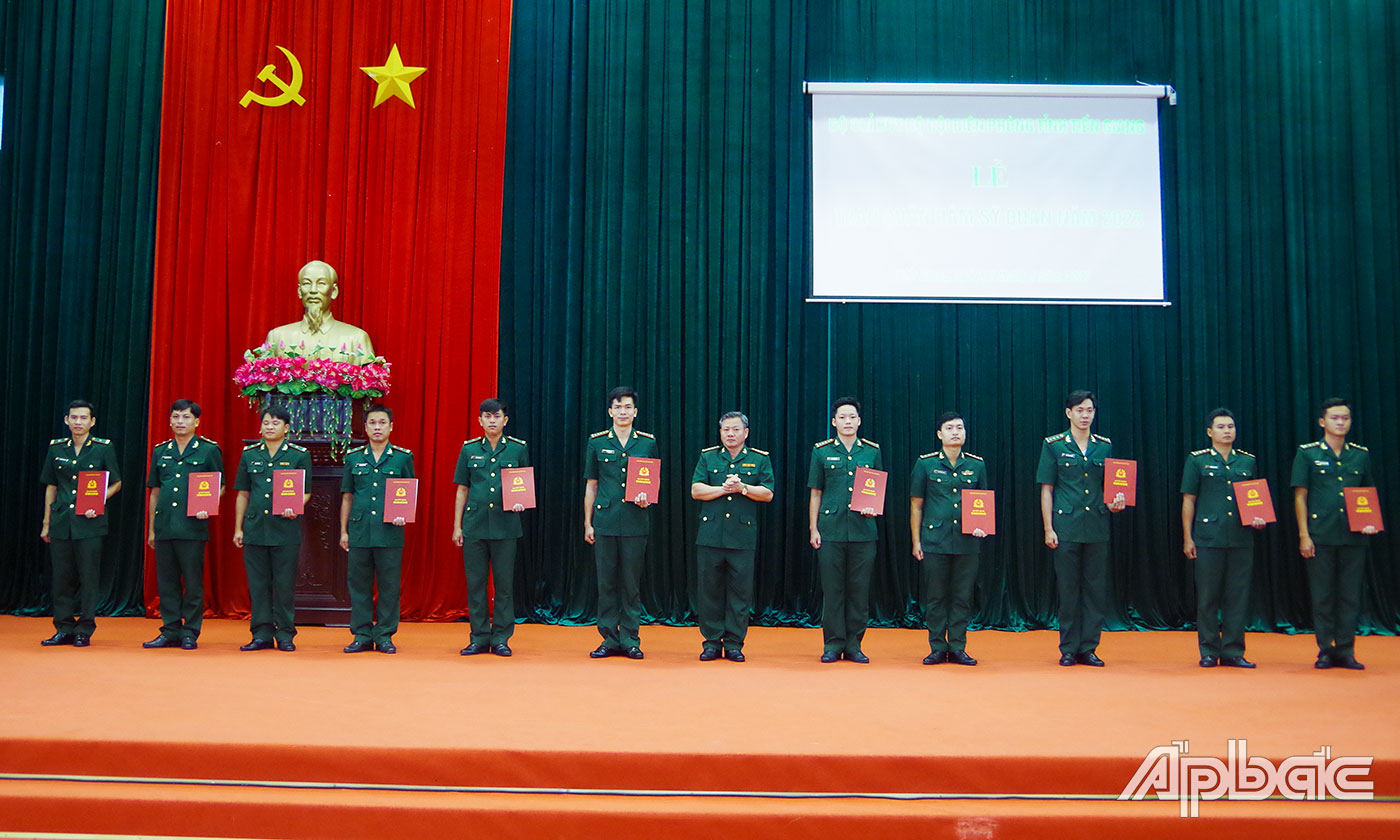 Đại tá Bùi Văn Vũ, Chính ủy Bộ đội Biên phòng tỉnh Tiền Giang gắn quân hàm và trao quyết định thăng quân hàm cấp tá cho các sĩ quan trong đơn vị. 