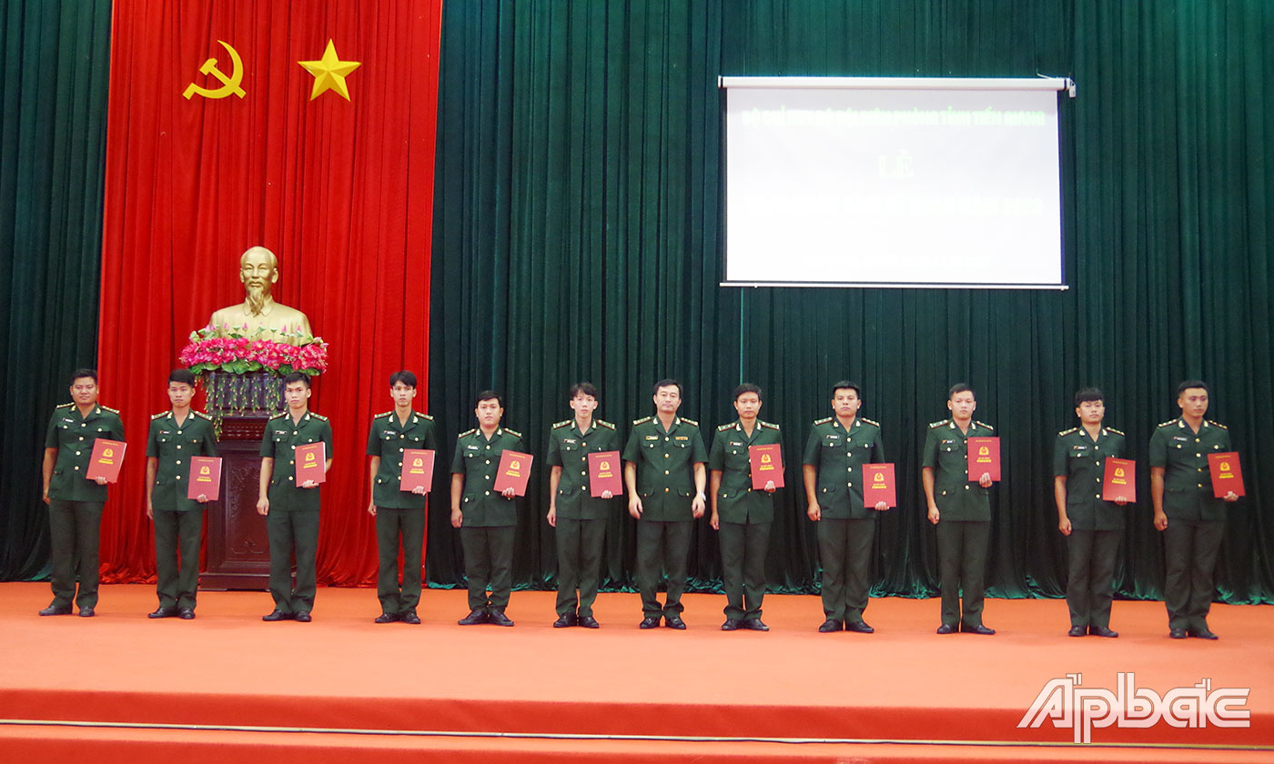 Thượng tá Nguyễn Quốc Thanh, Phó Chính ủy Bộ đội Biên phòng tỉnh Tiền Giang gắn quân hàm và trao quyết định thăng quân hàm cấp úy cho các sĩ quan trong đơn vị. 
