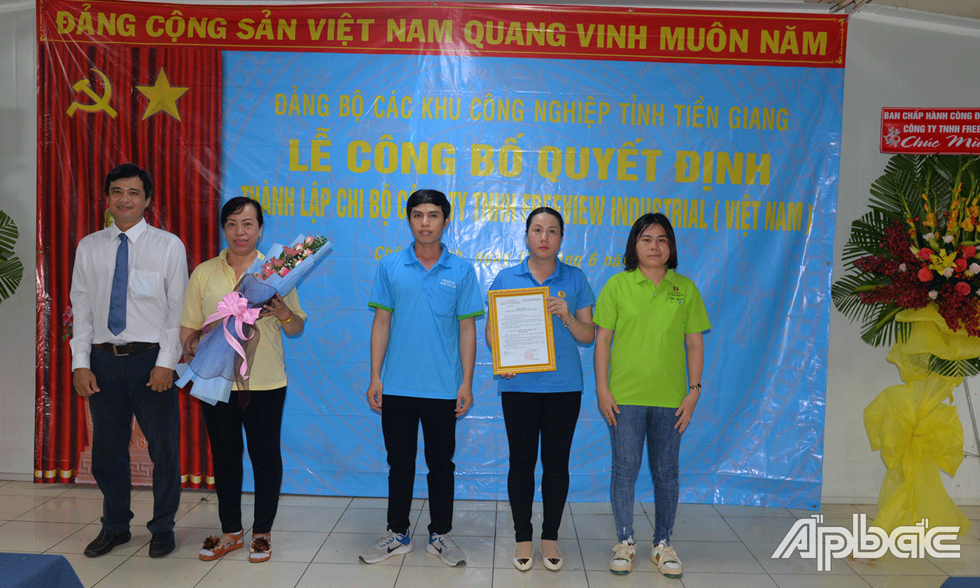 Bí thư Đảng ủy Các khu công nghiệp tỉnh Trần Minh Diễn đã trao Quyết định thành lập Chi bộ Công ty.