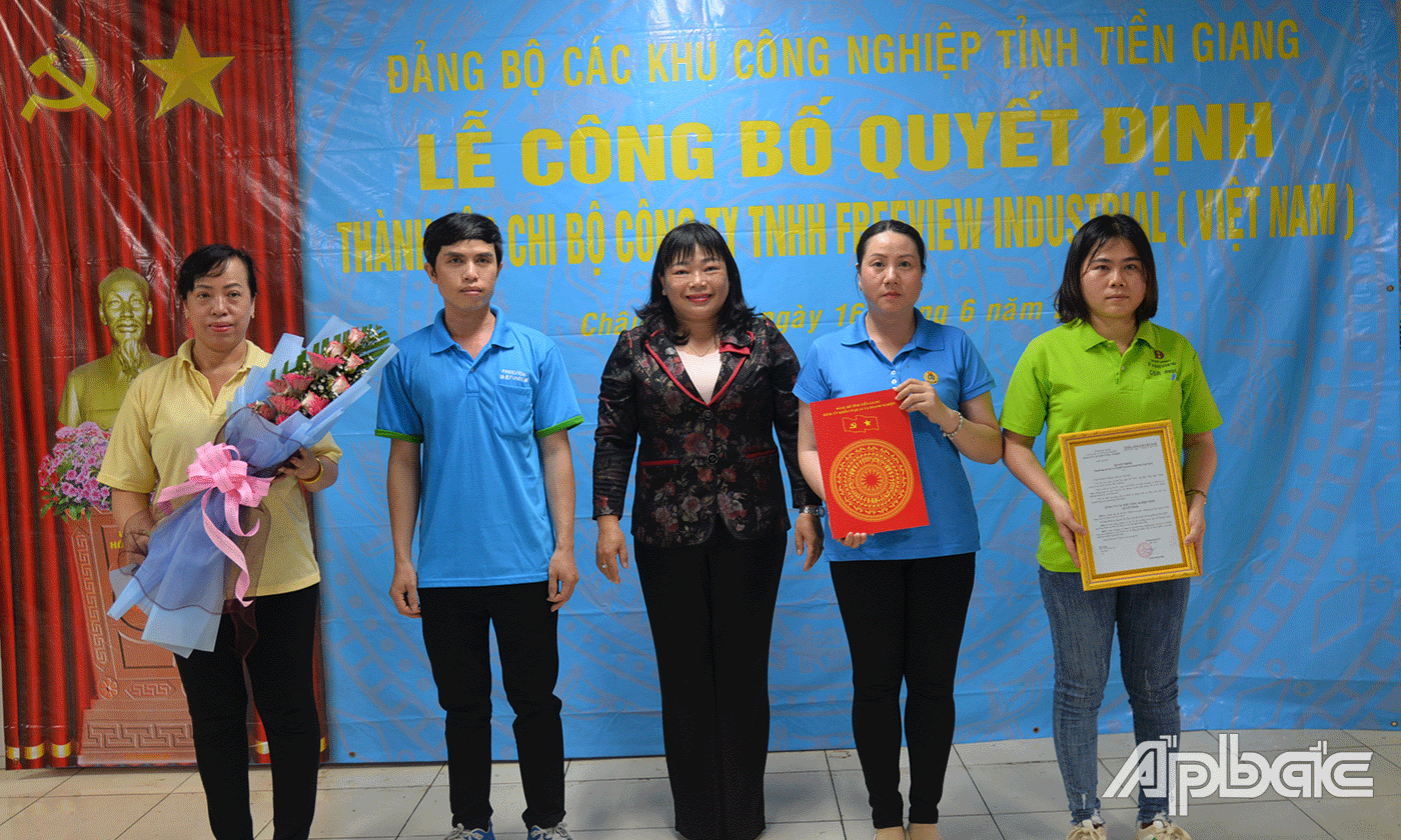 Bí thư Đảng uỷ Khối Thái Ngọc Bảo Trâm phát biểu và trao kinh phí hỗ trợ Chi bộ công ty hoạt động.