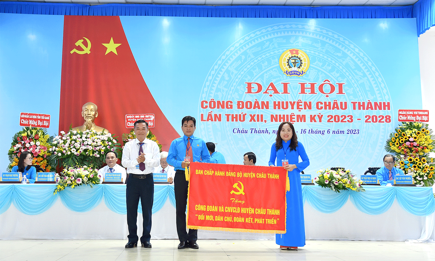 Đảng bộ huyện Châu Thành tặng bức trướng với nội dung “Đổi mới, dân chủ, đoàn kết, phát triển” cho công nhân, viên chức và người lao động huyện