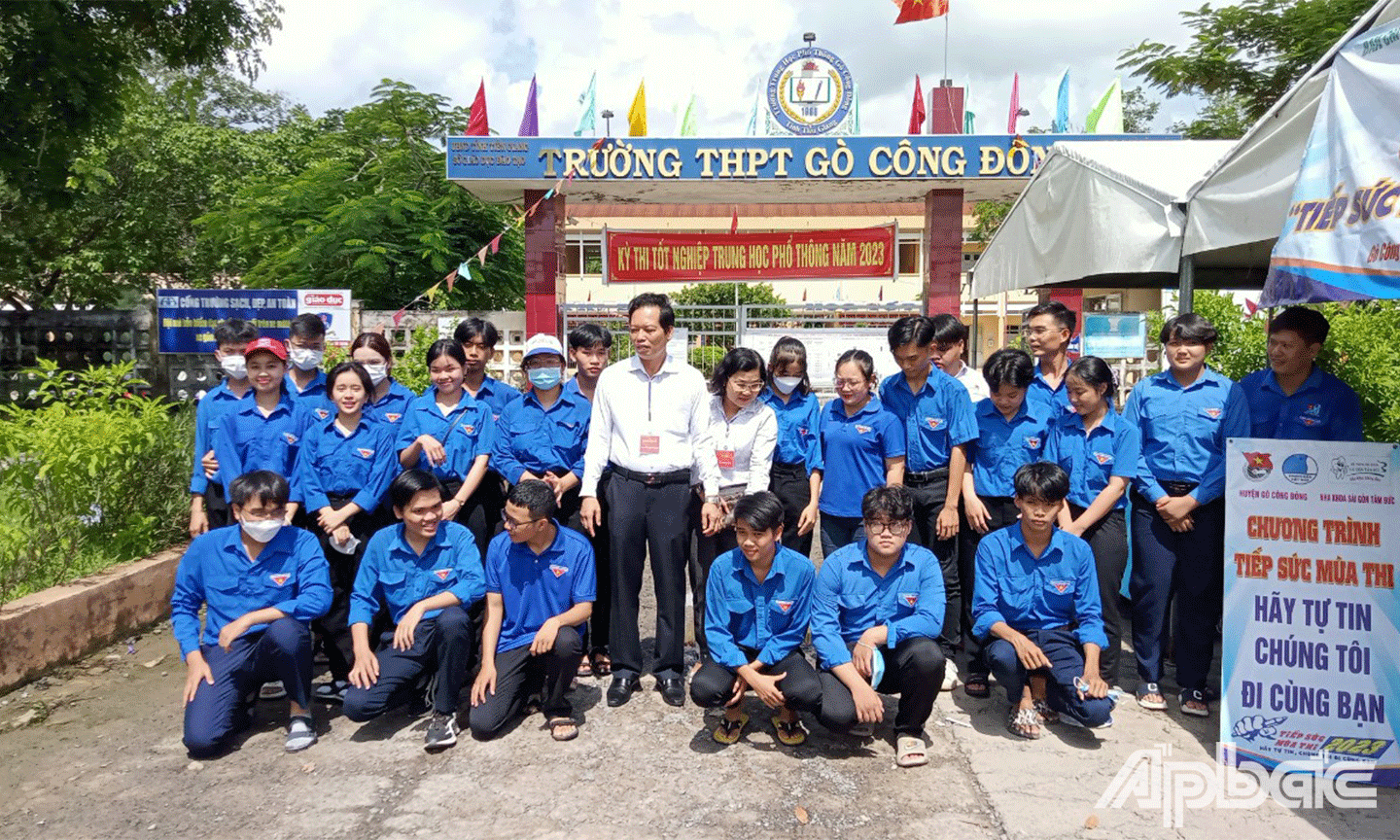 Phó Chủ tịch UBND tỉnh Nguyễn Thành Diệu chụp ảnh lưu niệm cùng đội hình thanh niên tình nguyện hỗ trợ thí sinh tham gia 