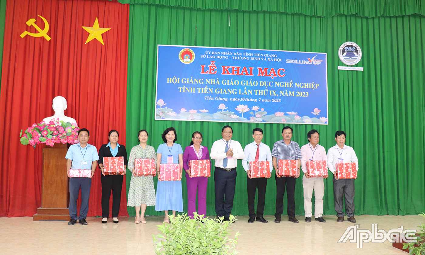 Ban Tổ chức trao quà lưu niệm cho 10 cơ sở giáo dục nghề nghiệp trong tỉnh.