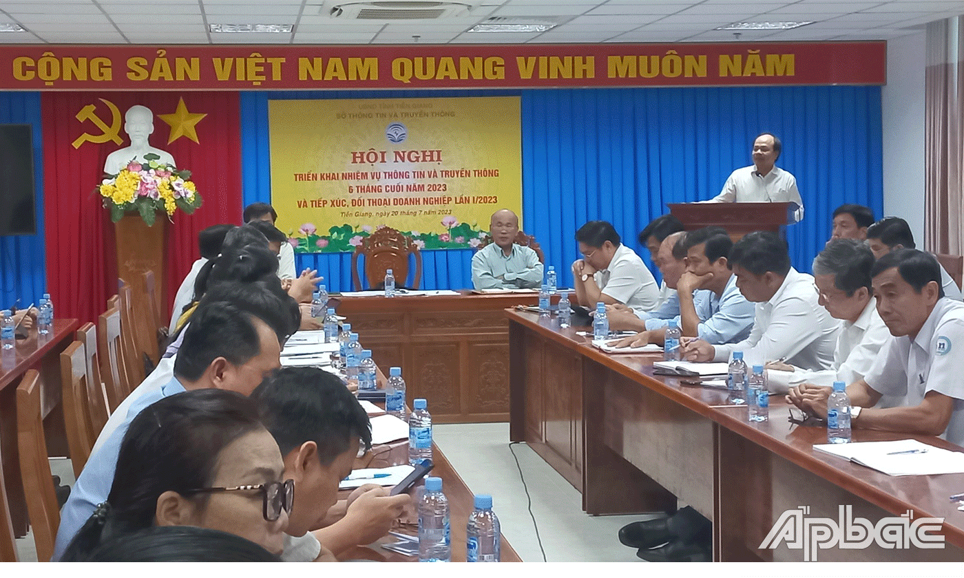 Giám đốc Sở TT&TT Trần Văn Dũng phát biểu tại hội nghị.
