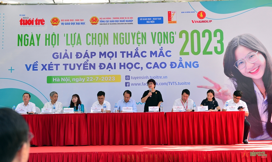 PGS, TS Nguyễn Thu Thủy - Vụ trưởng Vụ Giáo dục đại học, Bộ GD-ĐT giải đáp thắc mắc cho thí sinh. 