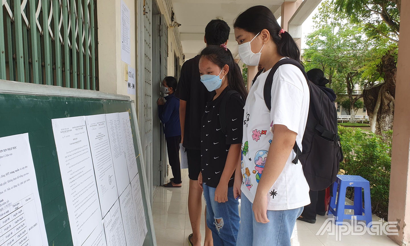 Học sinh lớp 10 Trường THPT Trương Định, TX. Gò Công tìm hiểu thông tin và nộp hồ sơ nhập học. 