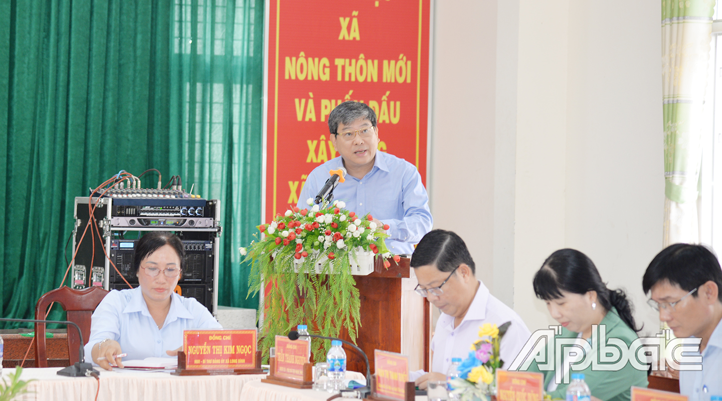 Đồng chí Nguyễn Duy Bắc ghi nhận kết quả thực hiện và kiến nghị của Đảng ủy xã Long Bình về công tác cán bộ