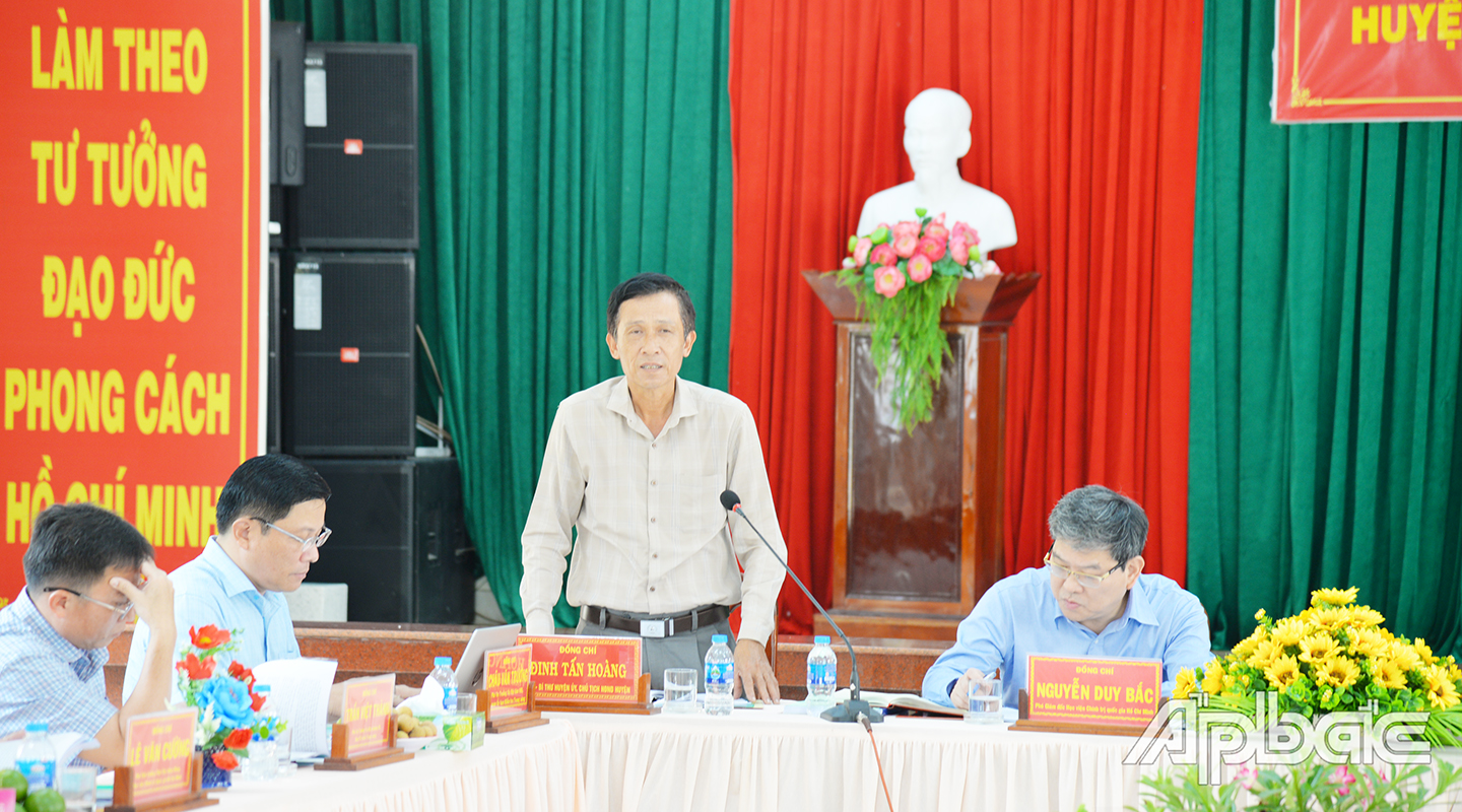 Đồng chí Đinh Tấn Hoàng, Bí thư Huyện ủy Gò Công Tây giải đáp những thắc mắc của đoàn kiểm tra