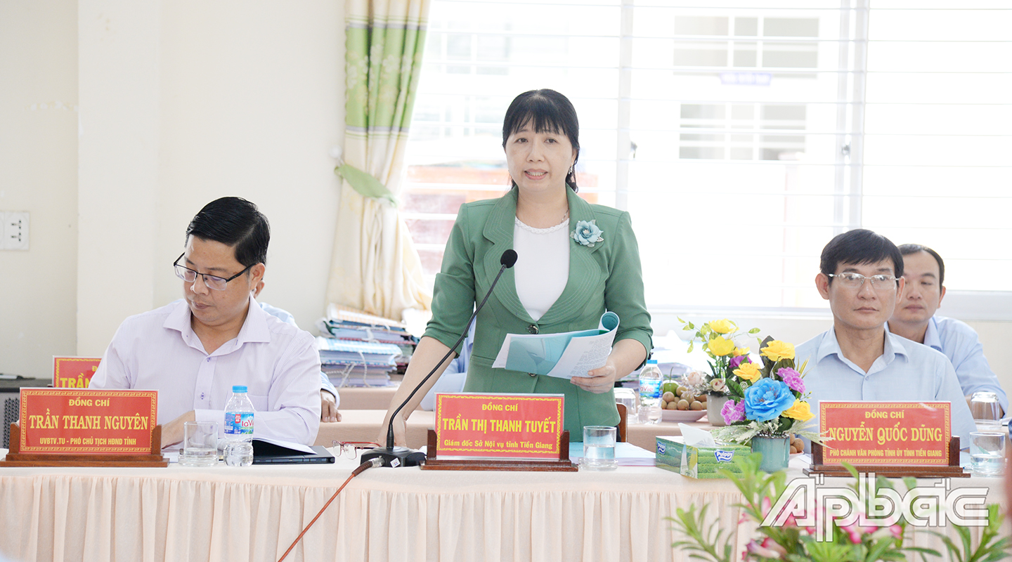 Đồng chí Trần Thị Thanh Tuyết, Giám đốc Sở Nội vụ giải đáp thêm thắc mắc của đoàn kiểm tra