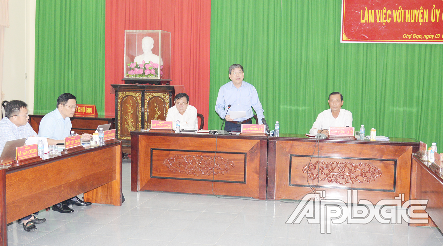 Đồng chí Nguyễn Duy Bắc ghi nhận ưu điểm và nêu những hạn chế trong công tác cán bộ của huyện Chợ Gạo