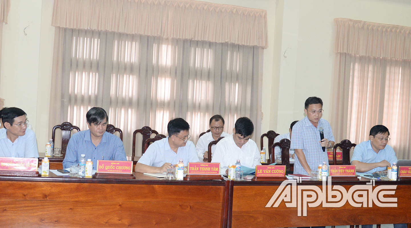Đồng chí Trần Việt Thành, Phó Vụ trưởng vụ địa phương III, Ban tổ chức trung ương đánh giá Huyện ủy Chợ Gạo có cách làm sáng tạo trong việc triển khai thực hiện nội dung các chủ trương, nghị quyết, quy định về công tác cán bộ.