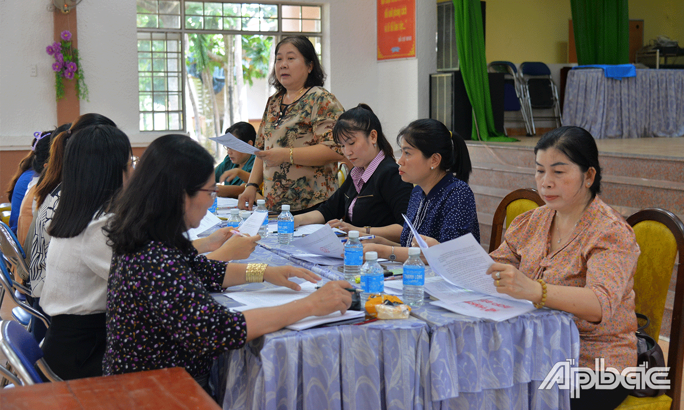 Phó Chủ tịch Hội LHPN tỉnh Nguyễn Thị Kiều Tiên phát biểu tại buổi giám sát.