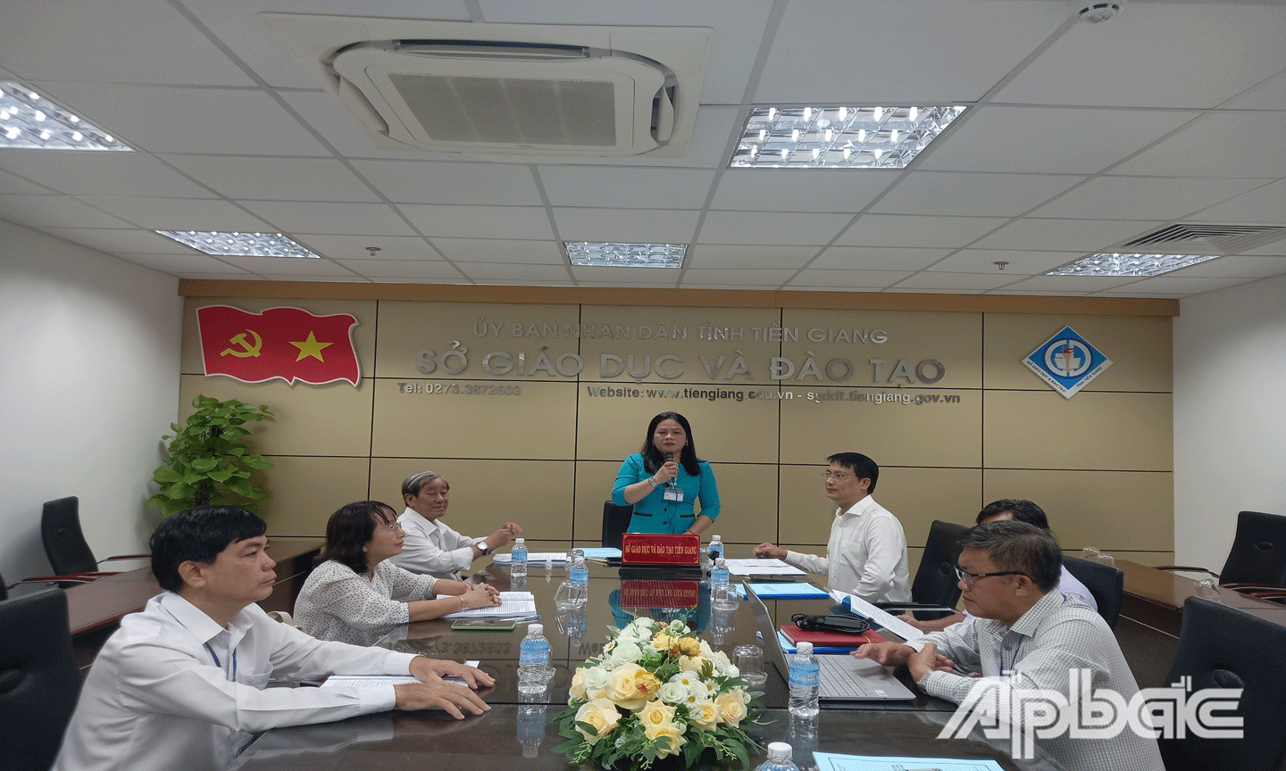 Phó Giám đốc Sở GD-ĐT Huỳnh Thị Phượng phát biểu chỉ đạo tại hội nghị. 