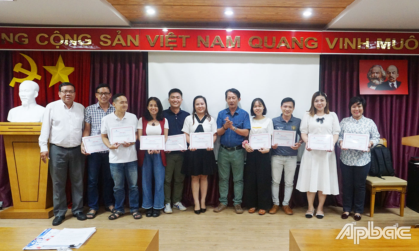 Nhà báo Vũ Tùng trao giấy chứng nhận cho các học viên hoàn thành lớp bồi dưỡng