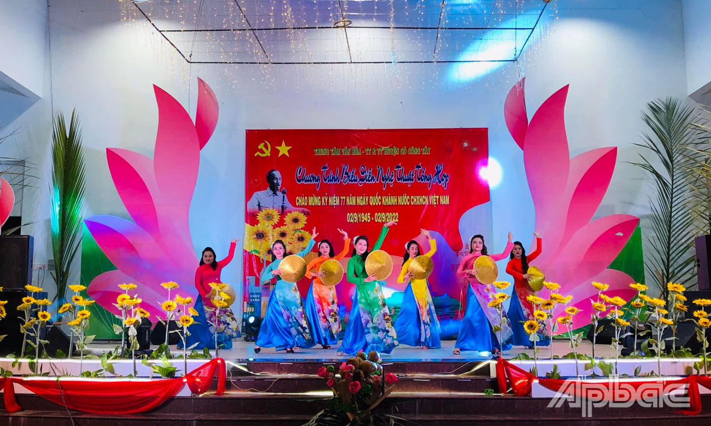 Chương trình biểu diễn nghệ thuật tổng hợp chào mừng Lễ Quốc khánh 2-9-2022 tại huyện Gò Công Tây.